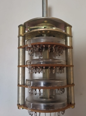 Ротационен галетен превключвател ГДР 4-секции; 18 изв.; ос 6мм