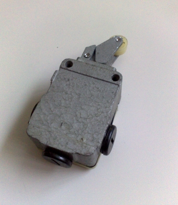 Краен изключвател S871 380V AC 2.5A AC11 IP54