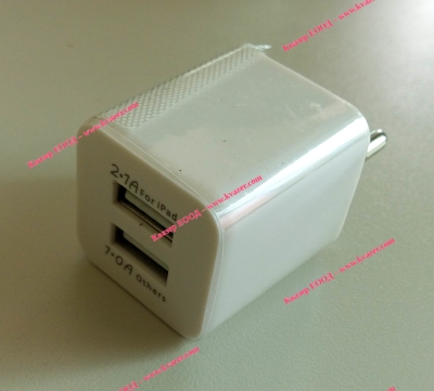 TYD-0779 зарядно за телефони вх. 220VAC, изх.  5V 2.1A/1A