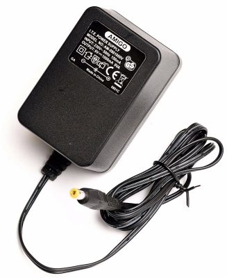 Захранващ адаптер AMIGO AM-0901000V 9VDC/1A с букса 2.1x5.5x9mm