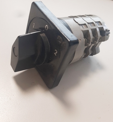 КЛЮЧ ПЕП 232.037.315, 10A 500V с три секция, три положения 2-0-1