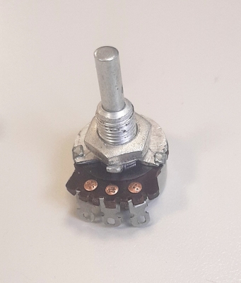 Потенциометър 2.2K 0.25W моно /линеен/ ос D4mm L20mm