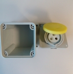 ГНЕЗДОВ ИНДУСТРИАЛЕН КОНТАКТ С КАПАК IP44 100-130V 16A 2P+